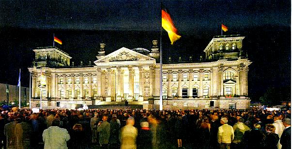 Berliner Reichstag bei Nacht