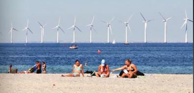 Strandidylle mit Windkraftanlagen