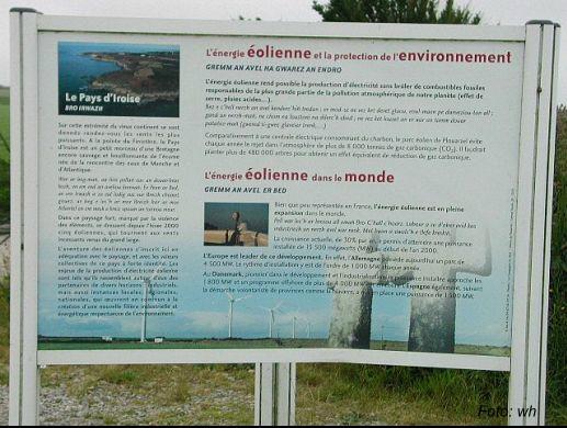 Heidnische Relikte und moderne Windkraftanlagen bei Plouharzel am Kap Finistère in der Bretagne