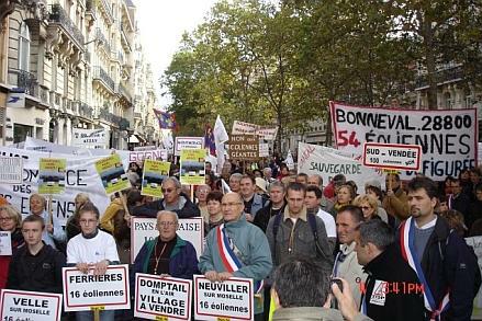 Demonstration gegen Windkraftanlagen in Frankreich